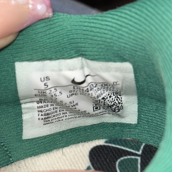 limited addition green nike dunks with blue detailing, size 5 in KIDS, worn once - Picture 5 of 5